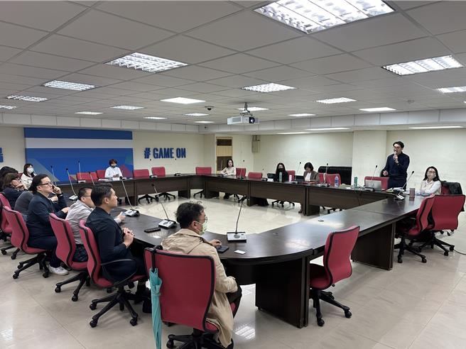 板橋第二運動場將改建成可容納上萬人的「新北小巨蛋」，體育局26日舉行新建營運移轉（BOT）案招商說明會。（高鈞麟攝）