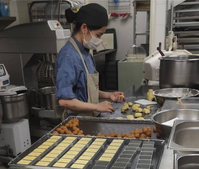 因疫情影响而失业的青年小佑，参加青年职得好评计画，成功在就业并获得3万元就业奖励金。（桃竹苗分署提供／蔡明亘桃园传真）