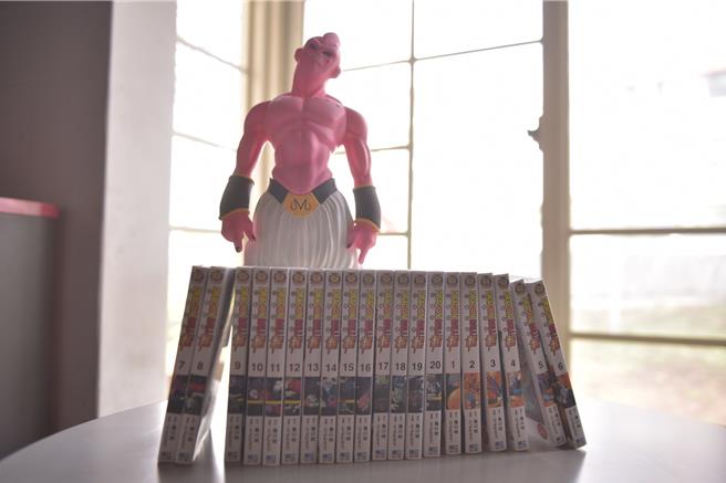 花莲市公所纪念日本知名漫画大师鸟山明，特别在进丰生活园区漫画阅览室准备2套「七龙珠．超」漫画，并于即日起展开七龙珠主题书展。（花莲市公所提供／罗亦晽花莲传真）