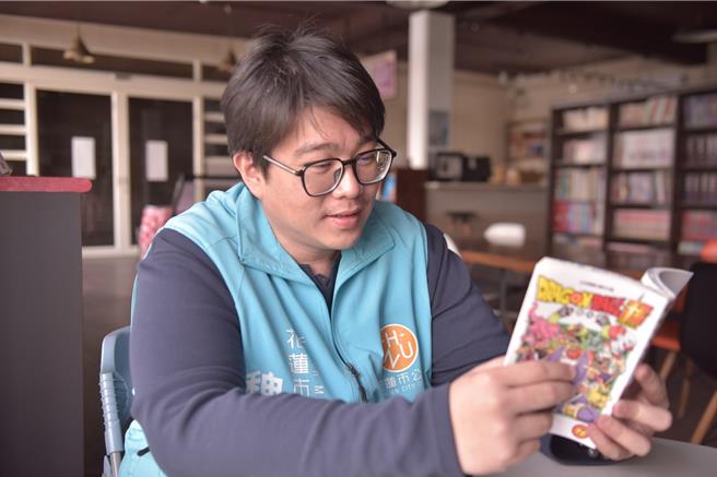 花莲市长魏嘉彦是七龙珠忠实粉丝，近日为纪念作者鸟山明，特别请市公所行政室取得公播版权，将上下班钟声改为播放「七龙珠GT」的片头曲，缅怀漫画大师为大家创造的美好青春回忆。（花莲市公所提供／罗亦晽花莲传真）