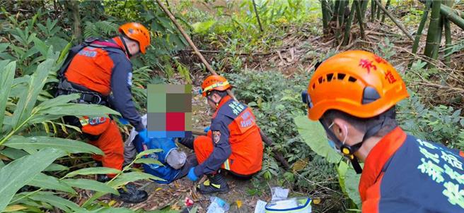 70岁黄姓老翁26日上午9时30分，步行行经汐止八连路二段时，因一时恍神，不慎掉落路旁3公尺深的水沟。（新北市消防局提供）