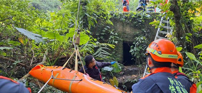 黄翁身体多处擦挫伤，肢体无力，意识清醒，被送往汐止国泰医院救治。（新北市消防局提供）