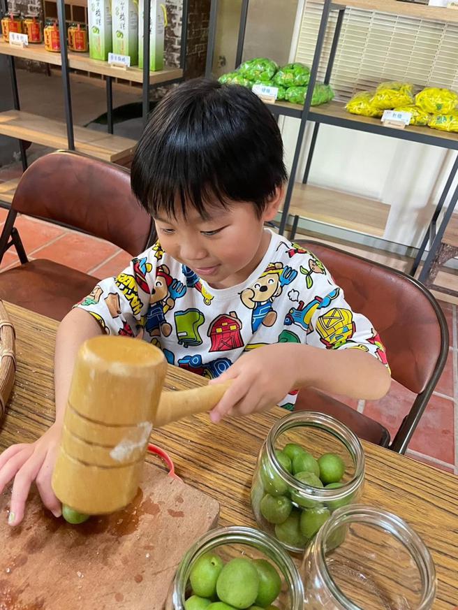 小朋友体验手作乐趣等。（图／高雄市农业局）
