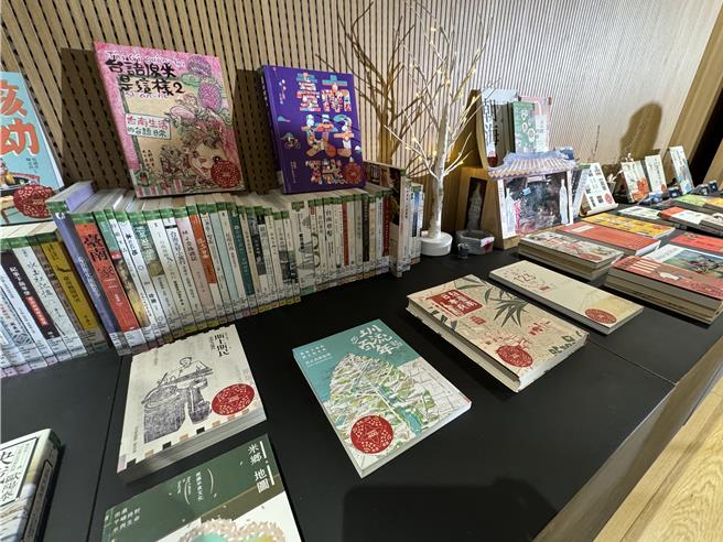 台南400好書選出爐，從各界推薦3130件作品選出400本，將攜手區圖、書店陳列專區推廣。（曹婷婷攝）