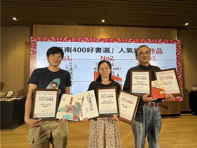 孫心瑜、鄭佩雯、魚夫（從左至右）的書獲人氣推薦作品。（曹婷婷攝）