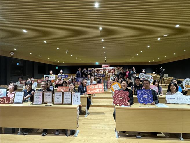 台南市立圖書館「台南400好書選」，未來也將舉辦一系列推廣活動。（曹婷婷攝）