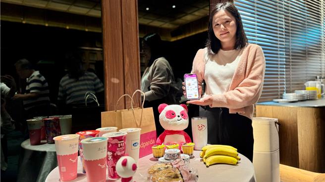 高雄人爱外送的生鲜热销前3名仍以金针菇、蔬菜为主，但观察到统一布丁与旗山蕉成长幅度高，进入销售前10名。（柯宗纬摄）