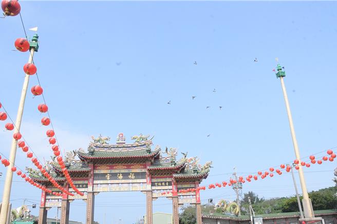 彰化县芳苑乡福海宫庙埕竖立旗杆两座，昭显「宫庙」地位。（彰化县政府提供／孙英哲彰化传真）