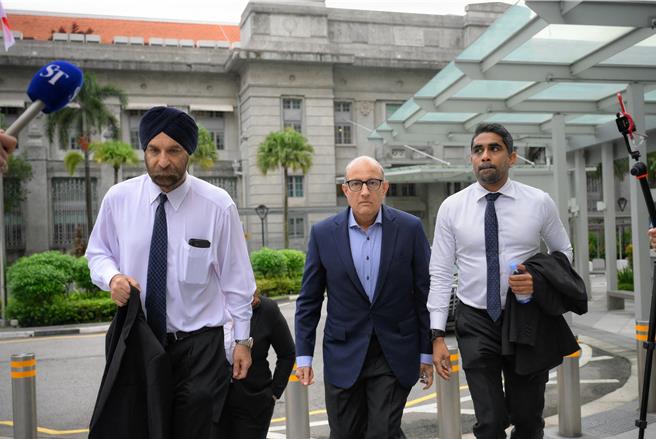 图为新加坡前交通部长易华仁（中）出庭资料照片。（图／路透社）