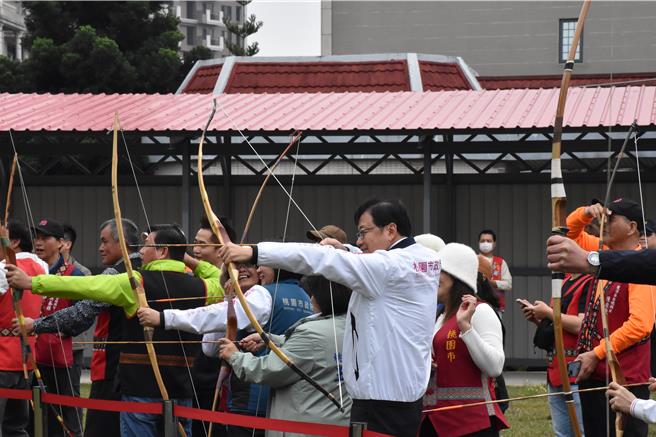 桃园市原住民族行政局在大溪原住民族文化会馆旁草地，新建射箭场暨槌球场26日落成启用，市长张善政（右一）体验射箭，也盼原民传统文化可在桃园市生根并发扬光大。（吕筱蝉摄）