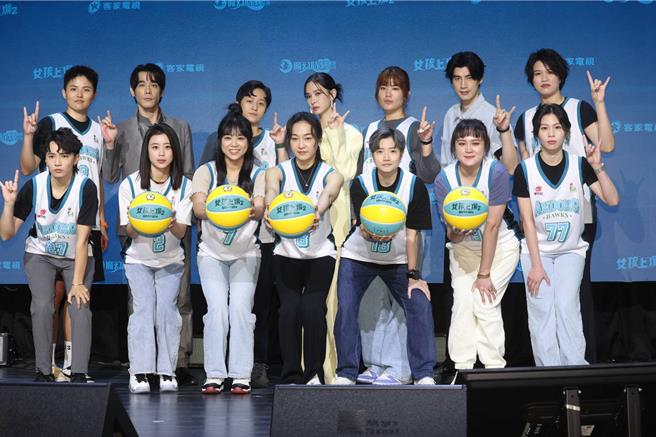 《女孩上场2》演员群。（粘耿豪摄）