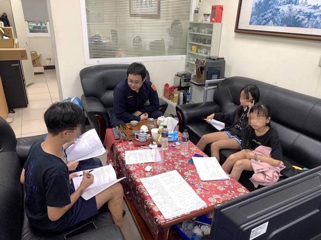 警方表示，四兄妹原本由父亲照顾，不过陈父却于去年底因案服刑，15岁的大哥独自照料3弟妹。（图 / 警方提供）