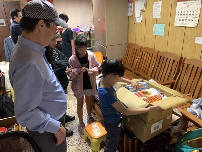 警方致赠生活物资，期许正面鼓励四兄妹认真勤学，以乐观的态度面对生活。（图 / 警方提供）