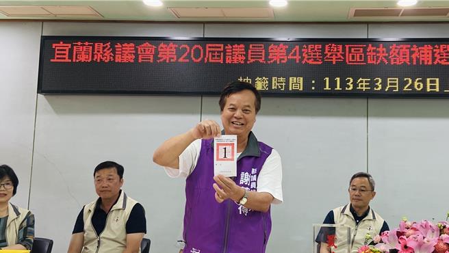 抽到1号的谢万得高喊「一马当先」。（吴佩蓉摄）