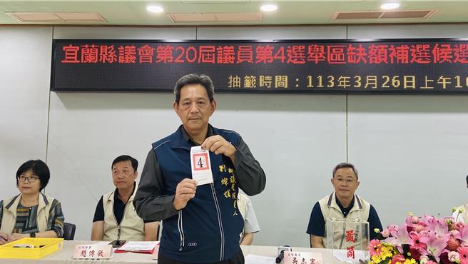 候选人刘灿辉抽完号次后随即离去。（吴佩蓉摄）