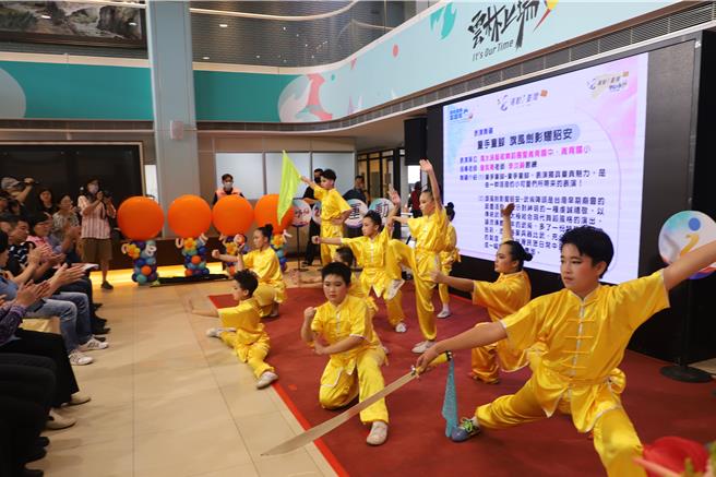 雲林縣崙背國小學童26日示範結合武術、太極、現代舞蹈的運動。（周麗蘭攝）