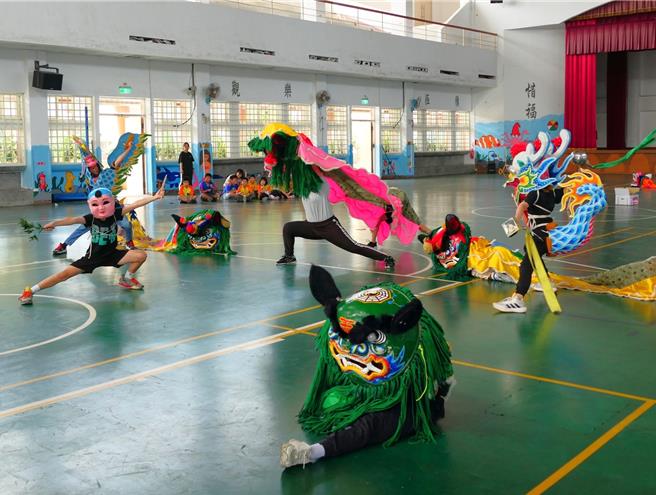 雲林縣口湖鄉下崙國小龍鳳獅隊參加「全國中華盃舞龍舞獅錦標賽」，獲國小組3冠王，26日在學校進行傳承演出，除在國內獲獎，去年到大陸參加兩岸舞獅大賽拿下3等獎，今年將爭取再度前往大陸「以舞會友」。（張朝欣攝）