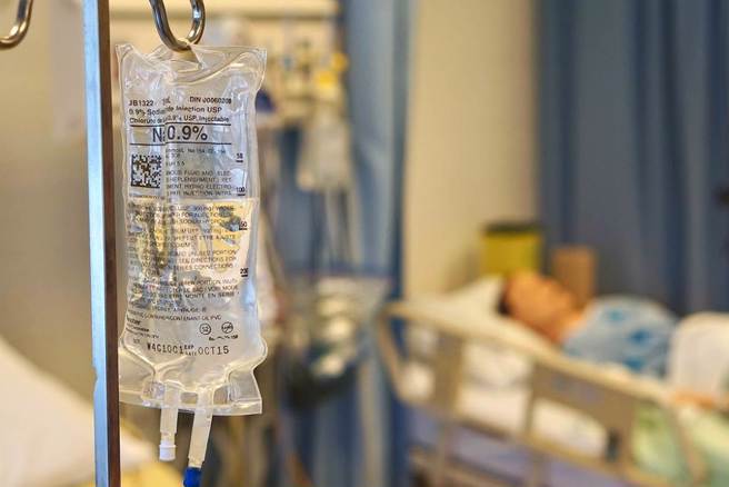 一名孫女透露，當年阿公阿嫲病倒後，儘管家族裡沒有人願意出面照料，不過父母和親戚卻一直想方設法地讓她離職，建議她當「全職孫女」。（圖：shutterstock／達志）