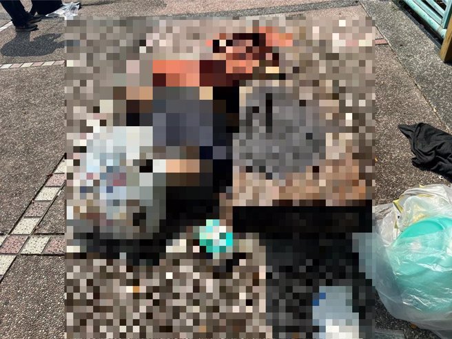 台中市西区公益路与华美街口26日下午1时许有男子倒卧路旁，路人吓坏报警，救护人员确认已无生命迹象，初步研判为游民，报请检方相验追查死因，厘清案情。（民眾提供／陈淑芬台中传真）