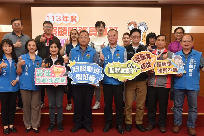 县府秘书长陈斌山等人邀请民眾加入照顾服务员行列。（苗栗县政府提供／李京升苗栗传真）