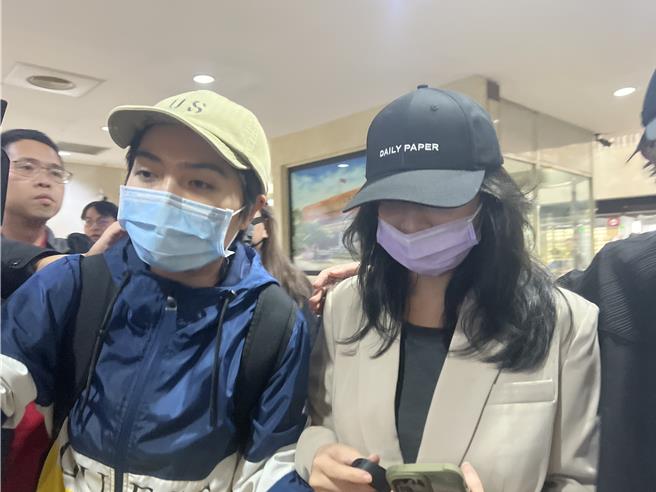 F.I.R.飛兒樂團前主唱Faye（詹雯婷）在單飛後指控樂團團長兼恩師陳建寧在老東家華研國際的履約保證書等文件上偽簽其姓名，陳反控誣告，檢方將Faye依誣告罪起訴。台北地院今下午開庭。（圖賴佩璇攝）