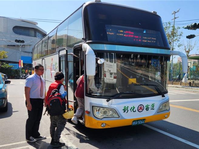 清明連假將至，台灣高鐵公司統計至26日上午11時，清明連假期間約47萬9000人次完成訂票。台中區監理所長楊聰賢表示，連假期間搭乘指定國道客運路線可享平日或85折優惠，沒有訂到雙鐵的民眾可多加利用。（台中區監理所提供／潘虹恩台中傳真）