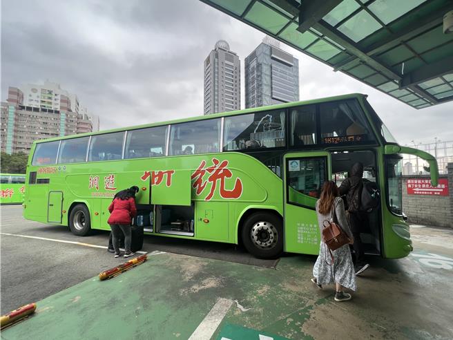 民眾常利用清明連假返鄉祭祖或出遊，台灣高鐵公司統計至26日上午11時，清明連假期間約47萬9000人次完成訂票。台中區監理所長楊聰賢沒有訂到雙鐵的民眾，連假期間搭乘指定國道客運路線可享平日或85折優惠，可多加利用。（台中區監理所提供／潘虹恩台中傳真）