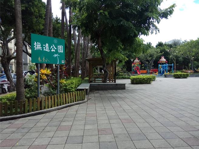 台北市松山区抚远公园部分树木因树穴狭小、间距过近，不只生长歪斜，树干亦出现腐朽树洞，台北市公园处评估公园内及周遭77棵树木为高风险树木，计画移除。（摘自台北市政府公有场地租用网站／蔡佩珈台北传真）