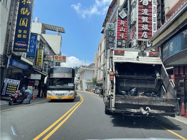 南投縣環保局夠過科技執法對未符合規範大型柴油車加強取締，2個月共開出930件罰單。（楊靜茹攝）