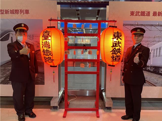 東武鐵道埼玉縣「東武大宮車站」站長熊倉与一，與台鐵南港車站長陳建銓，互贈台日平安符並合照留念。（蔡亞樺攝）