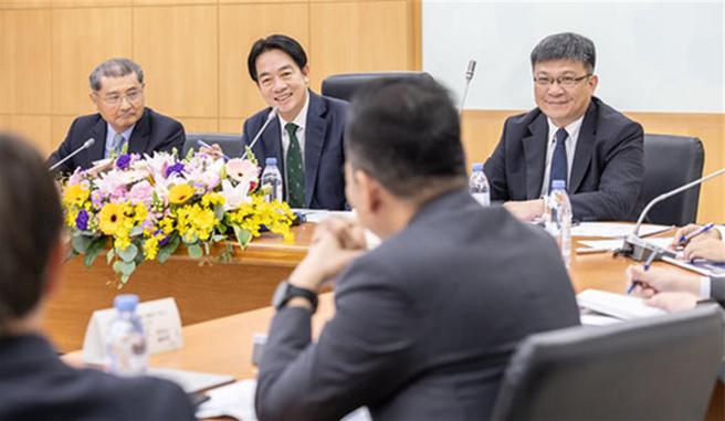 準總統賴清德五大信賴產業交流之旅26日第三站前往桃園華亞科技園區，與超過20家ICT資通訊業者座談。圖／總統府提供