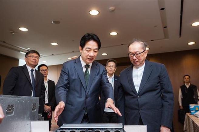 准总统赖清德26日前往广达总部参访，与董事长林百里闭门会谈。图／总统府提供