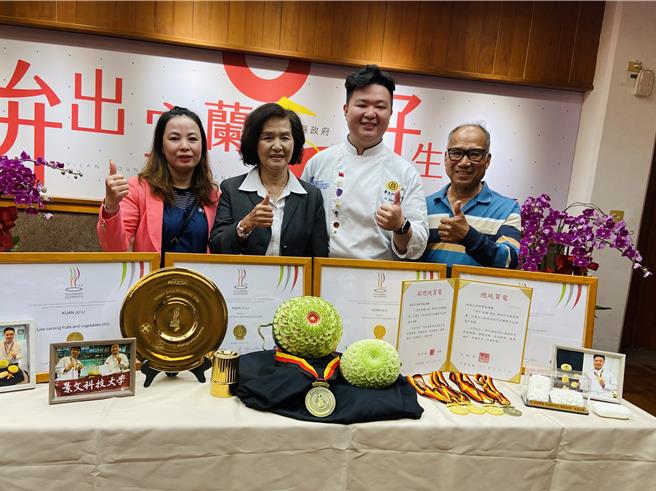 宜兰县长林姿妙（左二）26日特别给予表扬及勉励，鼓励李冠儒（右二）在比赛中的努力不懈与无私的奉献，为国争光、为县争光；其父亲（右一）及母亲（左一）也开心至现场支持他。（吴佩蓉摄）