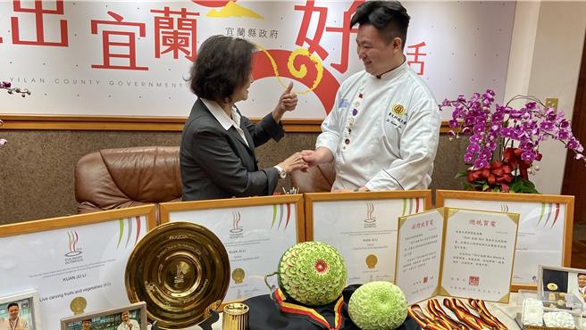 宜兰县长林姿妙（左）大讚宜兰囝仔李冠儒（右）「劲」了不起，能在国际赛事中脱颖而出，真的很不简单。（吴佩蓉摄）