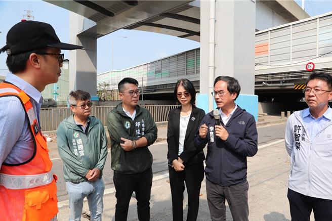 立法院交通委員會召委李昆澤今（26）日協同多名民代及有關單位現地會勘，確認該處涵洞兩端本周將增設高度限制告示牌，並放大原告示牌面、改善夜間照明，以及盡速改善路面標線模糊毀損，以提高駕駛人識別度。（柯宗緯翻攝）