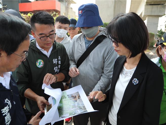 立法院交通委員會召委李昆澤今（26）日協同多名民代及有關單位現地會勘，確認該處涵洞兩端本周將增設高度限制告示牌，並放大原告示牌面、改善夜間照明，以及盡速改善路面標線模糊毀損，以提高駕駛人識別度。（柯宗緯翻攝）