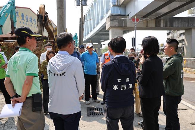 立法院交通委員會召委李昆澤今（26）日協同多名民代及有關單位現地會勘，確認該處涵洞兩端本周將增設高度限制告示牌，並放大原告示牌面、改善夜間照明，以及盡速改善路面標線模糊毀損，以提高駕駛人識別度。（柯宗緯翻攝）