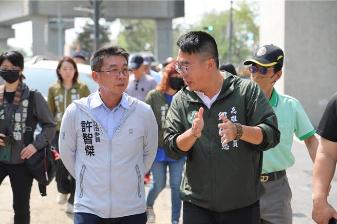 立法院交通委員會召委李昆澤今（26）日協同多名民代及有關單位現地會勘，確認該處涵洞兩端本周將增設高度限制告示牌，並放大原告示牌面、改善夜間照明，以及盡速改善路面標線模糊毀損，以提高駕駛人識別度。（柯宗緯翻攝）