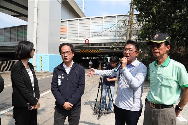立法院交通委員會召委李昆澤今（26）日協同多名民代及有關單位現地會勘，確認該處涵洞兩端本周將增設高度限制告示牌，並放大原告示牌面、改善夜間照明，以及盡速改善路面標線模糊毀損，以提高駕駛人識別度。（柯宗緯翻攝）