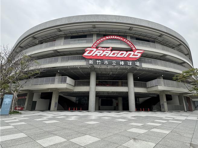 新竹市政府今年2月接手新竹棒球场改善工程，自行发包棒球场覆土移除工程，并于26日上网公告。（陈育贤摄）