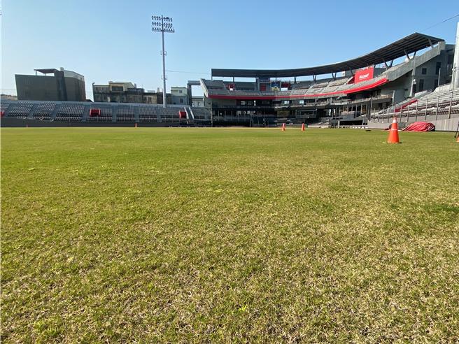 新竹市政府今年2月接手新竹棒球场改善工程，自行发包棒球场覆土移除工程，并于26日上网公告。（陈育贤摄）