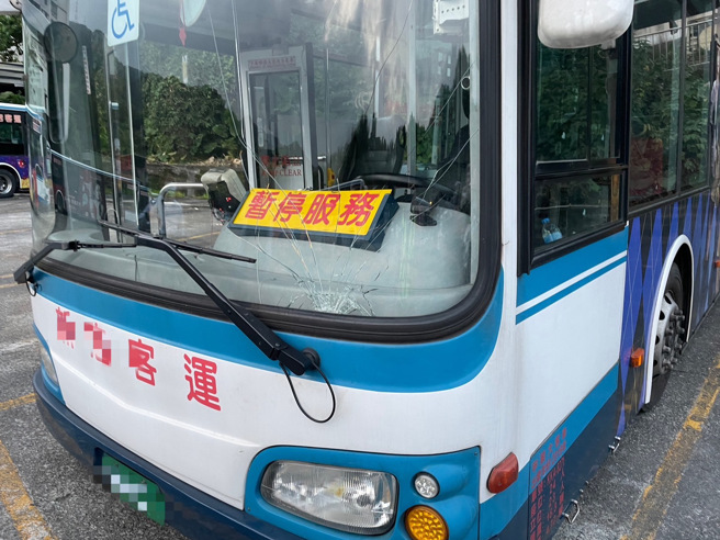 肇事的公車。（翻攝畫面）
