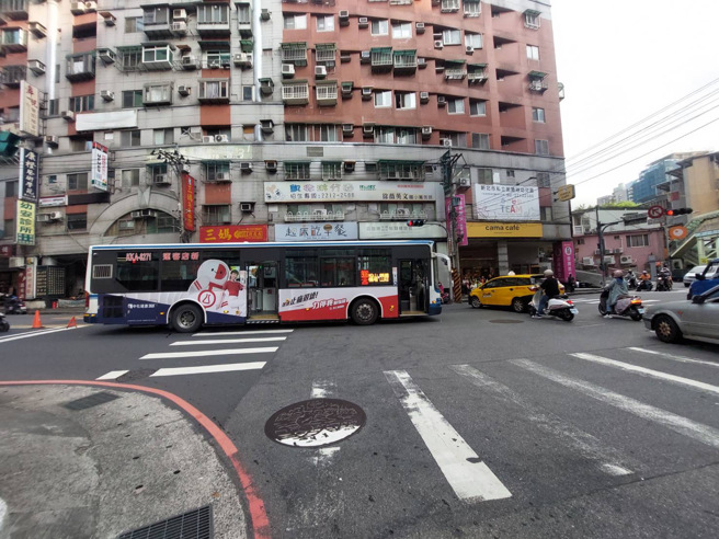 肇事的公車。（翻攝畫面）