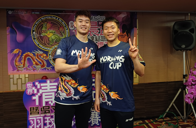 羽球男雙組合李洋（右）、王齊麟目前巴黎奧運資格積分排名第10，將再度進軍奧運，兩人26日出席清晨盃羽球賽記者會，擺出代表賽會第52屆的5和2手勢。（陳筱琳攝）