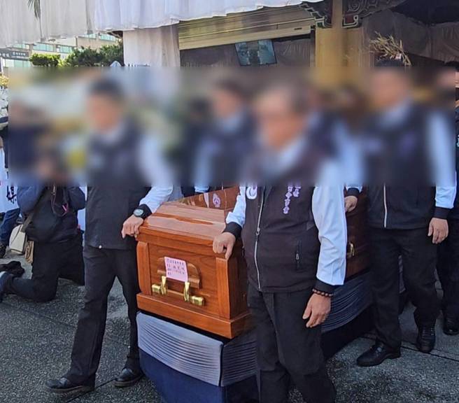 入行10年的礼仪师杨小姐殡葬业甘苦谈。（游定刚拍摄）