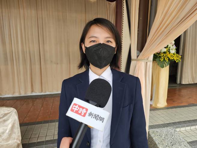 杨小姐当初陪好友面试，自己也进入殡葬业。（游定刚拍摄）