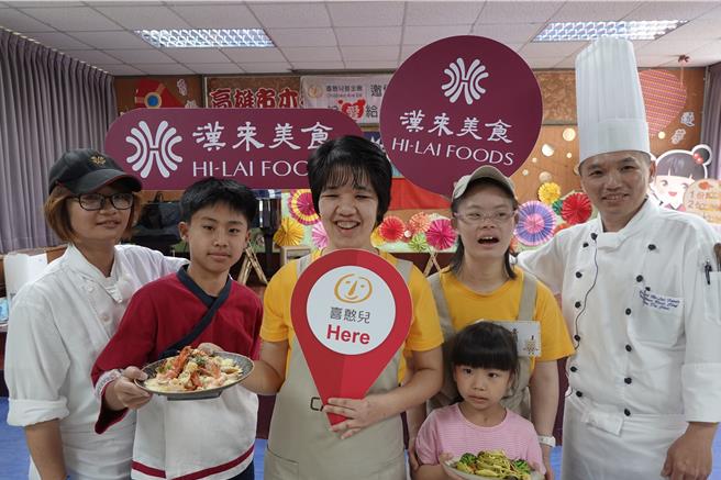 憨儿们以及汉来美食厨师团队与木栅国小学童合影。（林雅惠摄）