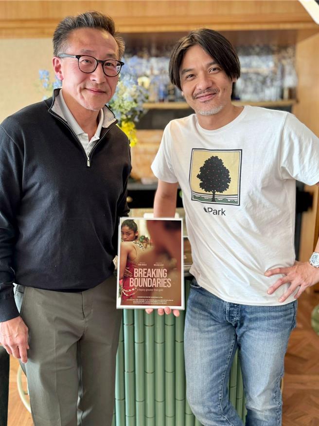 馮德倫（右）曬出和阿里巴巴集團主席蔡崇信的合照。（Cool Style提供）