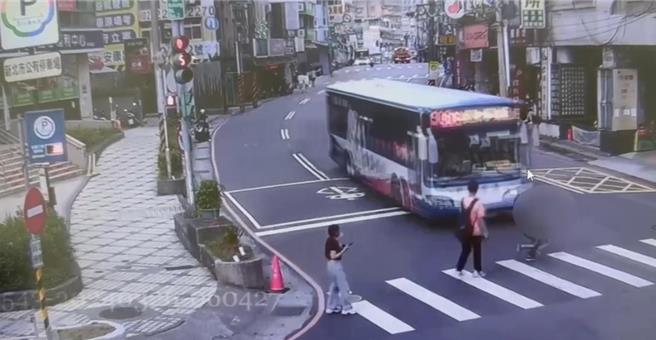 何姓公车驾驶25日下午近5时，驾车行经新店安康路二段时，因贪快闯红灯，未礼让行人通行，直接撞上正在过马路的9岁男童。（新店警分局提供）