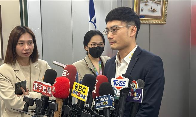 台北市政府发言人殷玮（右一）26日指出，柯文哲市府任内与台智光签订的市警局监视器网路子约，其中订定的网路费率，就已经违反了当初郝龙斌市府所签订的母约，截至2023年止已经多付了超过2500万元的费用。（丁上程摄）